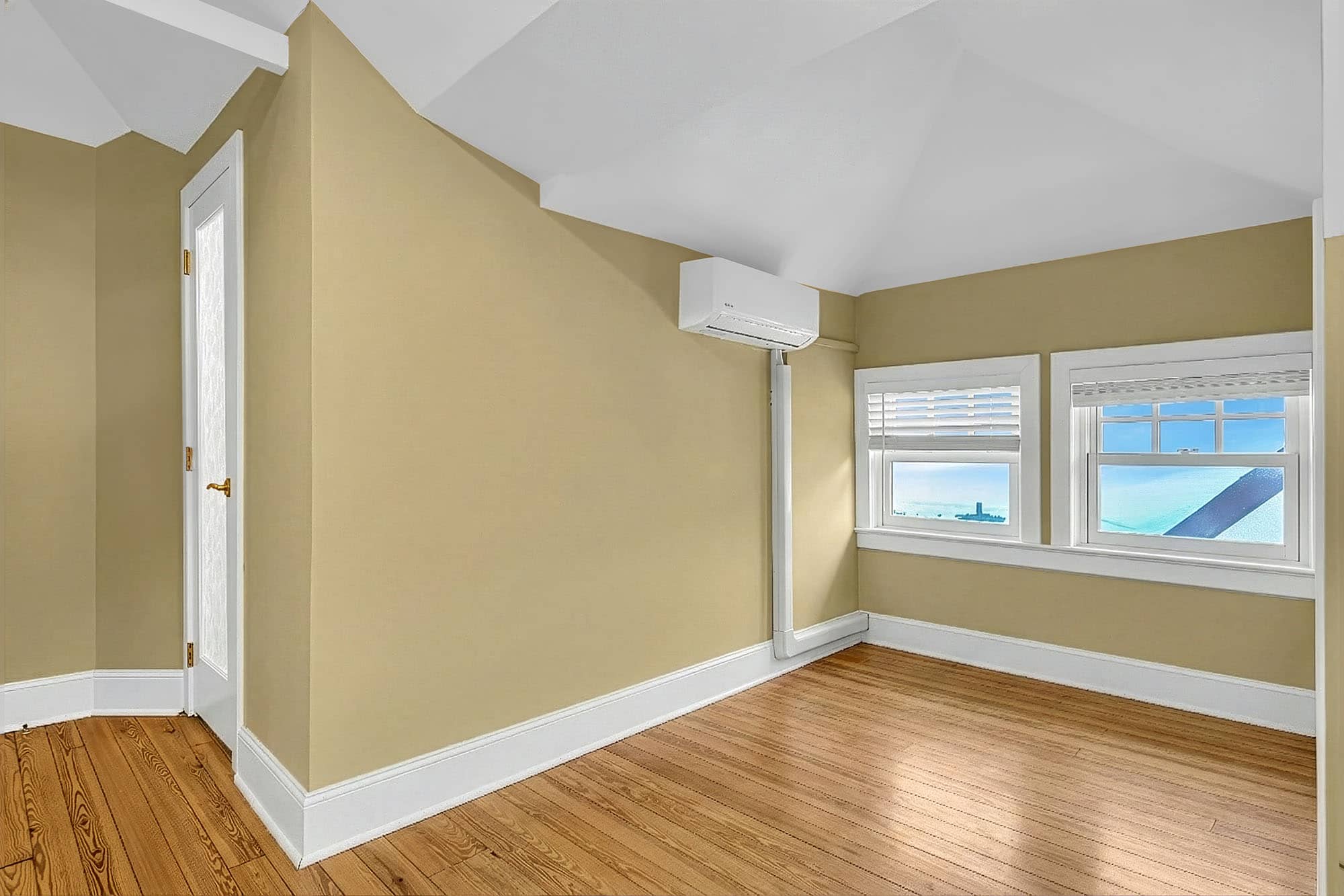 Real estate photo after item removal and virtual cleaning