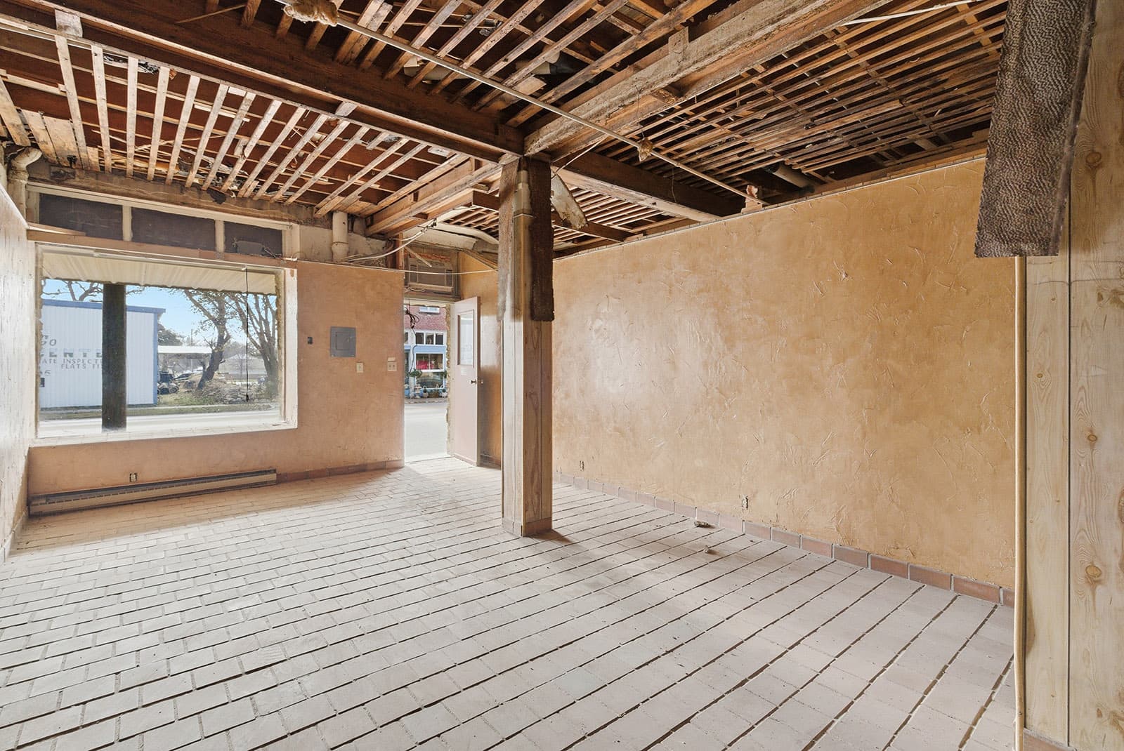 Real estate item removal and virtual renovation before and after example